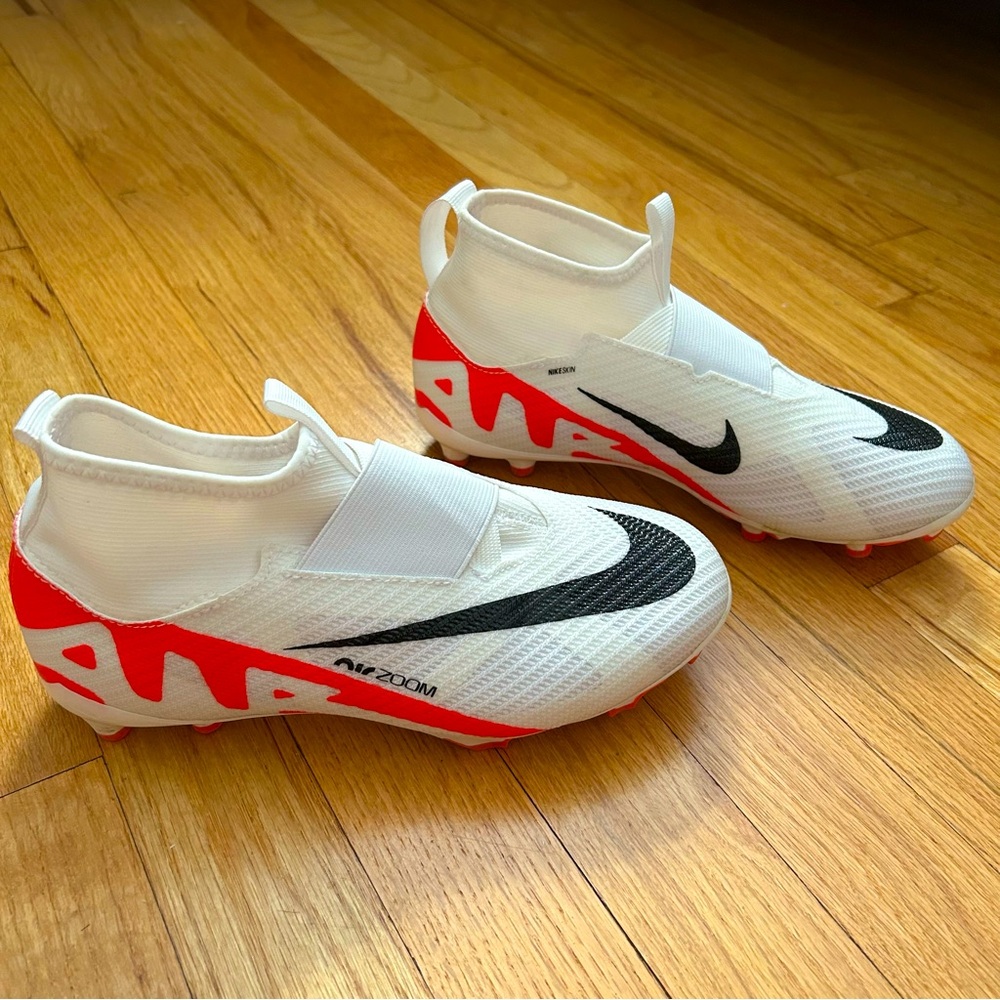 Nike Jr. Zoom Mercurial Vapor 15 Academy MG
Multi-Ground Soccer Cleats 4Y